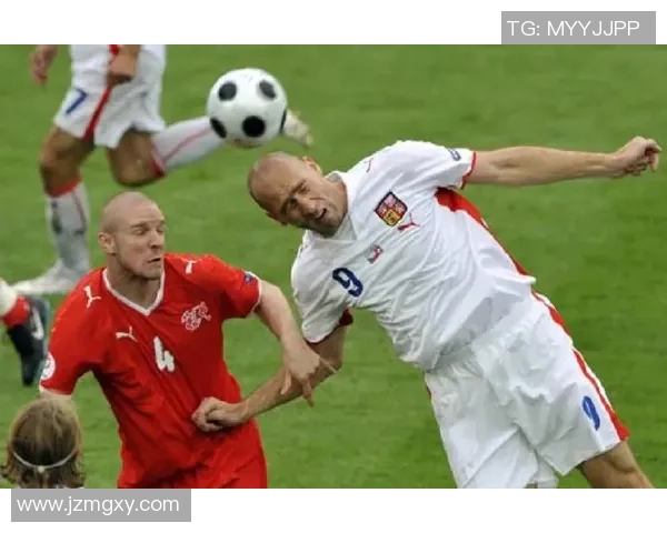 足球头球王者展现力量与技巧球场上的空中霸主风采