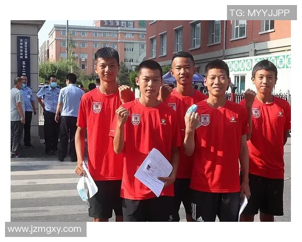 足球球星们齐聚助力高考学子 加油冲刺梦想的未来